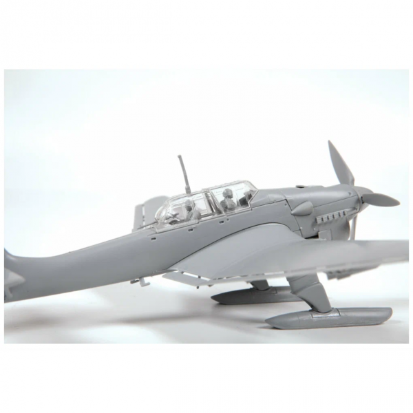 Сборная модель "Немецкий пикирующий боибардировщик Ju-87/U4 на лыжах"