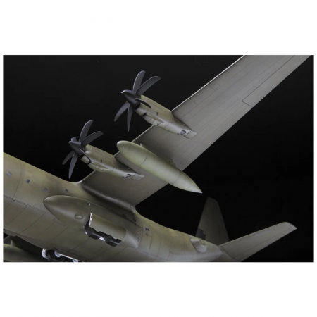 Сборная модель "Военно-транспортный самолет С-130J-30"