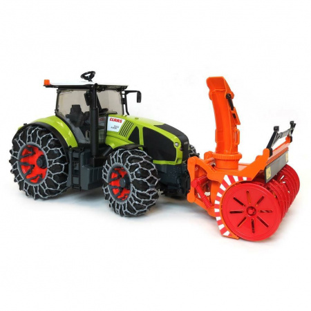 Трактор Claas Axion 950 c цепями и снегоочистителем