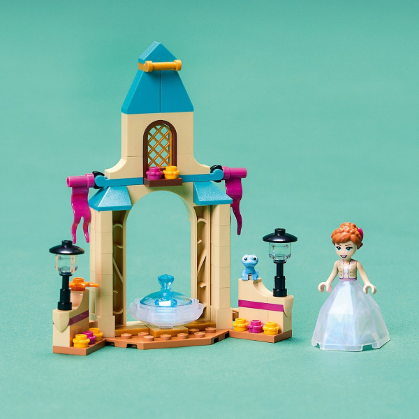 Конструктор LEGO Disney Двор замка Анны
