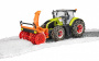 Трактор Claas Axion 950 c цепями и снегоочистителем