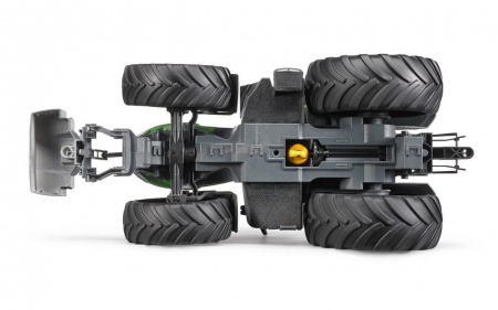 Трактор Claas Axion 950 c цепями и снегоочистителем