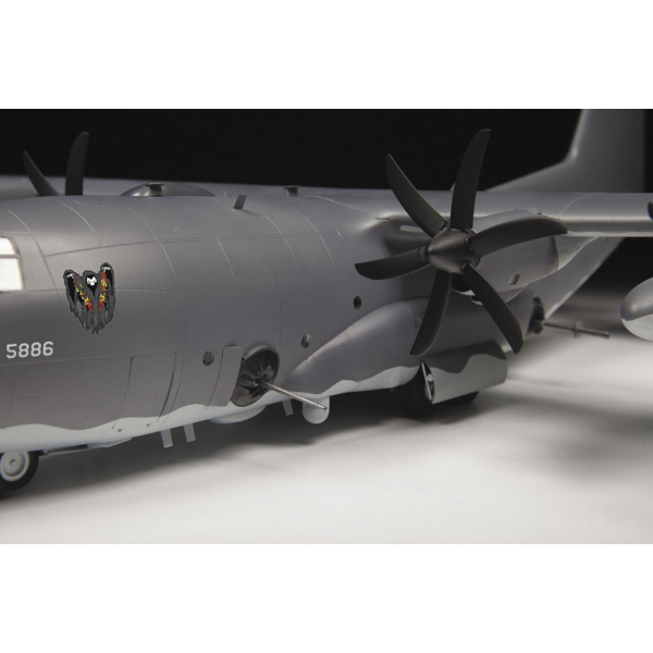 Сборная модель "Американский самолет огневой поддержки АС-130J Ghostrider"